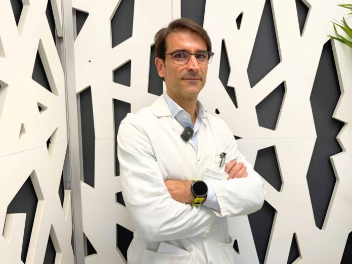 Dr. Alberto Hernández, traumatólogo de Policlínica Gipuzkoa: "Hasta un tercio de la población a partir de los 65 años puede tener escoliosis del adulto"