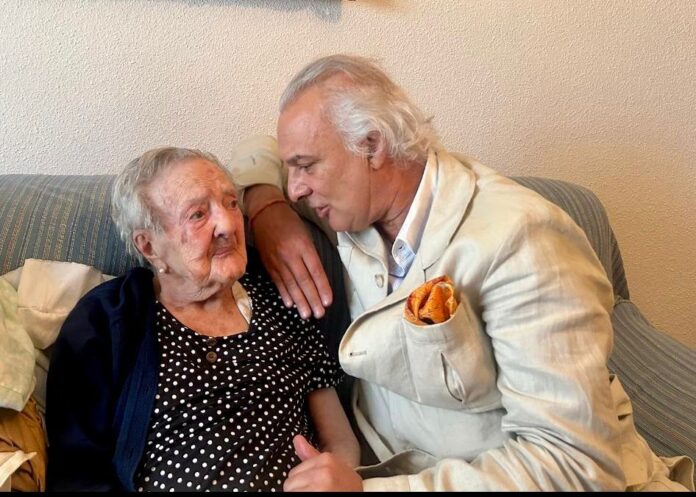 El doctor Manuel de la Peña habla con Dolores Buitrago que cumple 110 años cantándole coplas