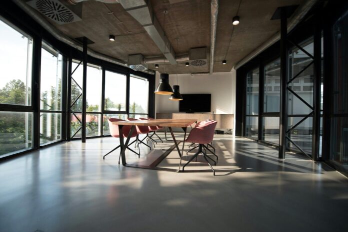 Innovación y elegancia en el mobiliario de oficina: Oficinas de ocasión revoluciona los espacios de trabajo en Sevilla