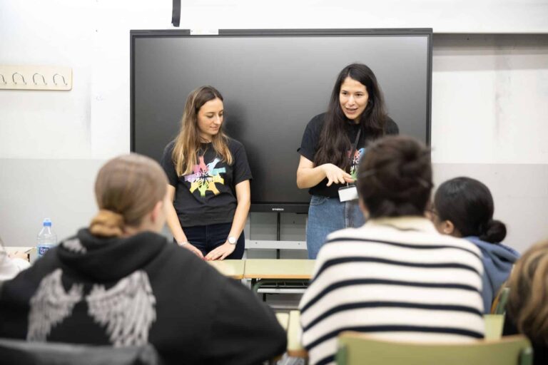 Fitch Ratings y United Way impulsan la formación STEM con sesiones de robótica en el Colegio Padre Marina de Puente de Vallecas y en la Escola Ciutat Comtal de Barcelona