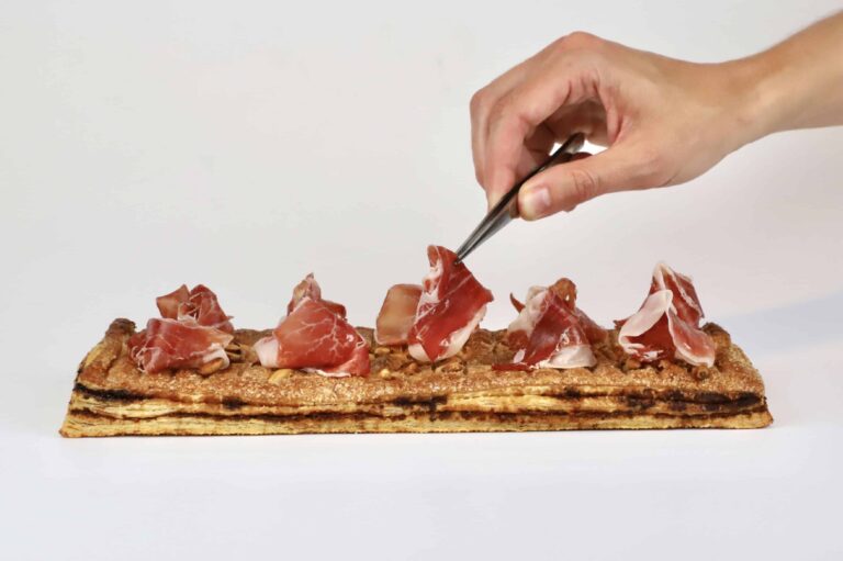 Reinventan la Coca de Sant Joan: Ramos Boqueria y L'Atelier Barcelona, se unen para crear algo único