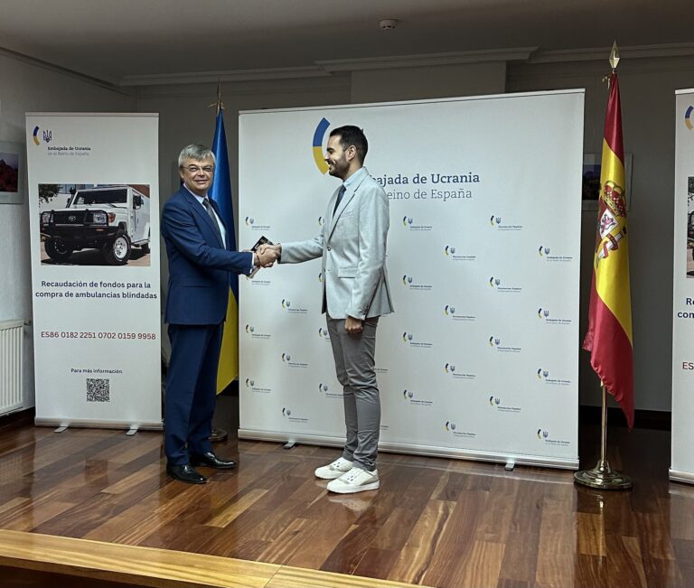 El embajador de Ucrania en España, Serhii Pohoreltsev, recibe en la embajada al escritor David Castillo, después de publicar la entrevista más personal a Volodimir Zelenski