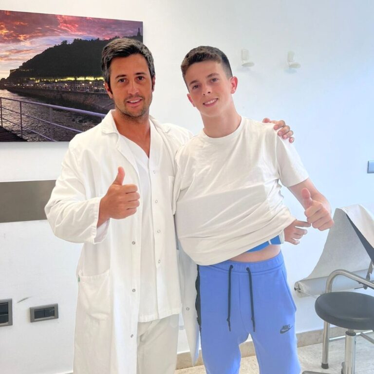 El piloto de Moto3, Xabi Zurutuza, acude a Policlínica Gipuzkoa para conocer el alcance de su lesión