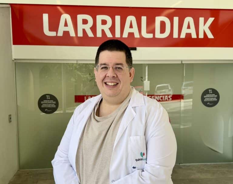 Álvaro Moreno, jefe del servicio de Urgencias 24 horas de Policlínica Gipuzkoa, comparte recomendaciones para disfrutar del verano con salud