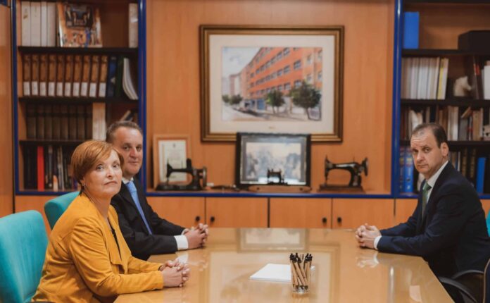 La familia Sierra Sánchez recibe el premio 'Familia Empresaria de Asturias' que reconoce la trayectoria empresarial de Obrerol