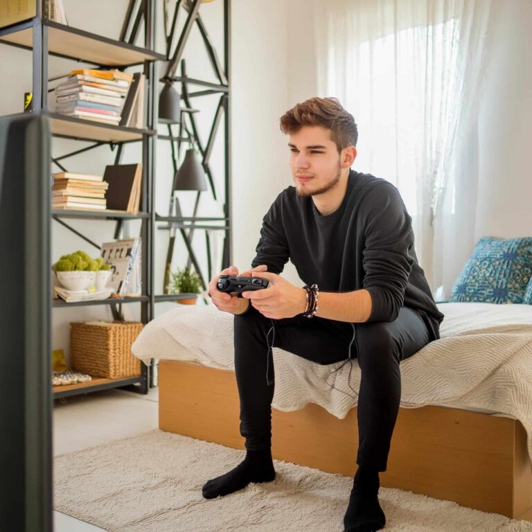 El fisioterapeuta Pablo de la Serna analiza la relación entre videojuegos y dolor de espalda