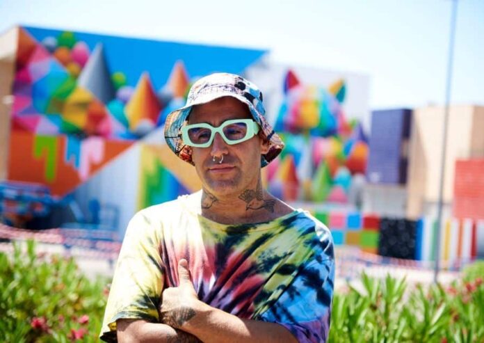'Paisajes que te observan': Okuda San Miguel transforma el Colegio Miramadrid con sus coloridos murales