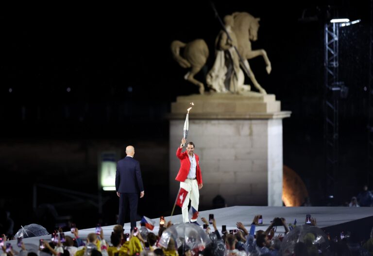 Nadal sorprende en la Ceremonia Inaugural: Lleva la Antorcha Olímpica de la Torre Eiffel al Louvre