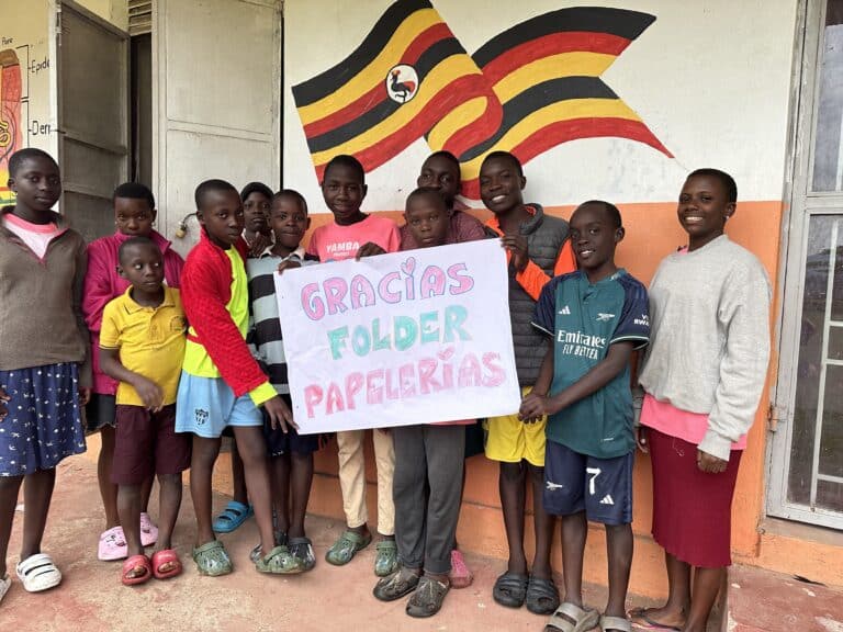 Folder colabora en la educación de los niños del Proyecto Yamba en Uganda