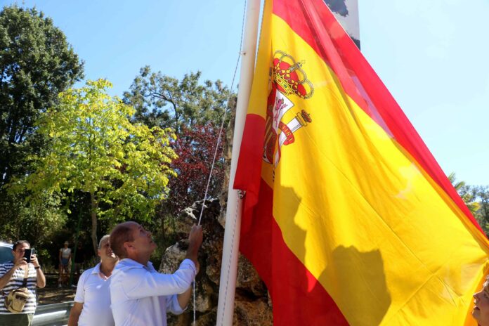 Renovación de la enseña nacional en la Urbanización El Paraíso de Pareja