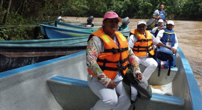 Un simple bote de madera clave para acercar las vacunas a lugares remotos de Colombia
