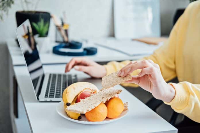 Consejos para comer saludable y evitar las tentaciones durante el teletrabajo