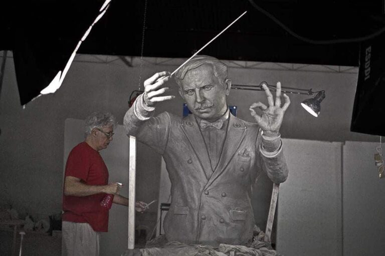 Inauguración de la majestuosa escultura del Maestro Ibáñez, realizada por el escultor Juan UP: realismo en bronce que revive la grandeza musical en Valdepeñas