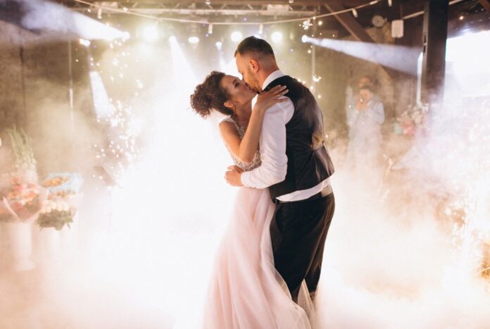 La Boda de Tus Sueños muestra cómo la iluminación, combinada con la decoración, puede transformar cualquier evento