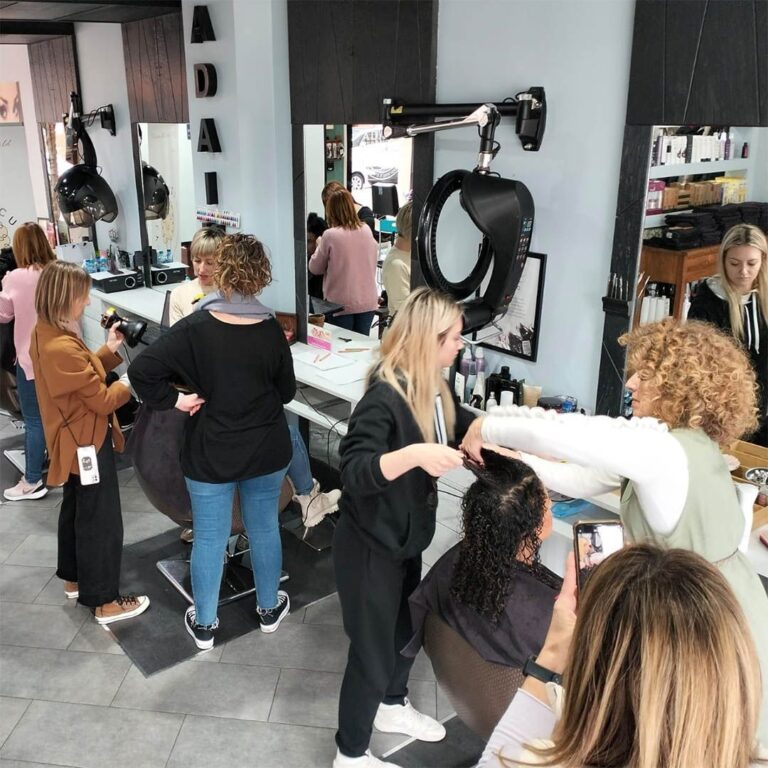 Lino Curly presenta sus nuevos cursos de peluquería: capacitación en métodos de cuidado para el cabello rizado al alcance de todos