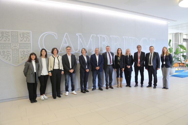 Cambridge University Press & Assessment y Fundación Vedruna Cataluña Educación firman una alianza estratégica para mejorar la enseñanza del inglés