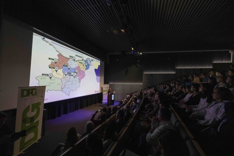 Colegios comprometidos, profesionales líderes en las farmacias y apoyo de las administraciones, factores clave para avanzar en la Atención Farmacéutica