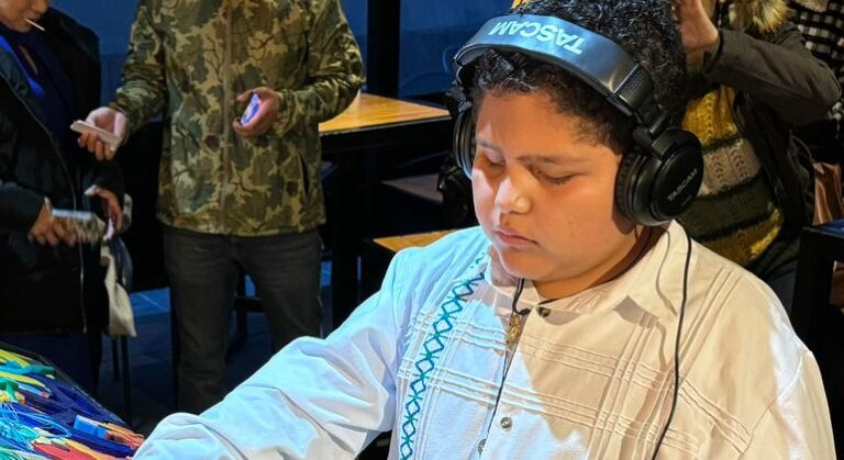 Cuéntame un Mural replica una obra de arte sobre derechos humanos para personas con discapacidad visual