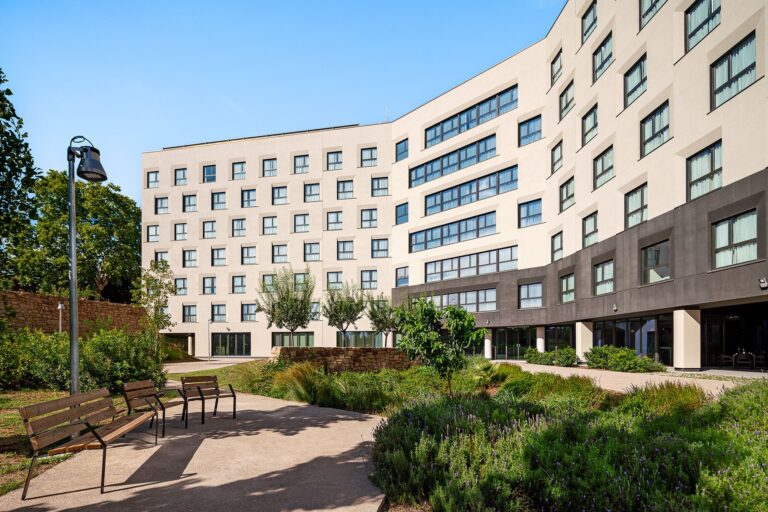 emeis inaugura su nueva residencia Bouco Manresa