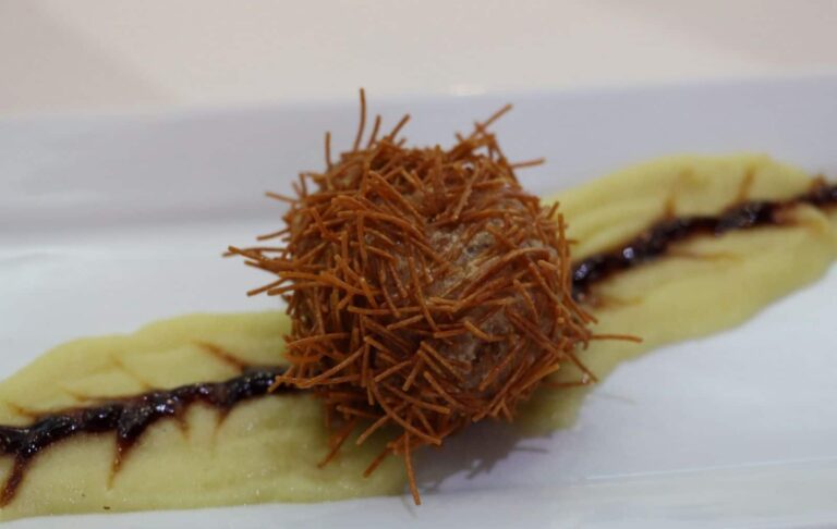 José Mário Magalhães compite en Sigüenza por el título de Chef Medieval con su 'Erizo' de bacalao y castaña