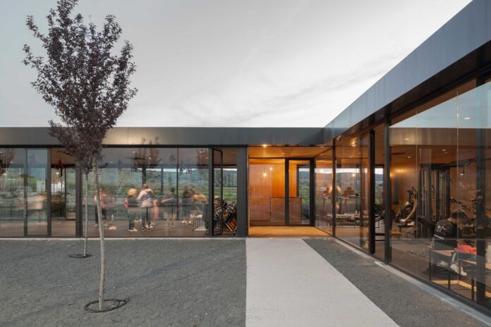 La arquitectura del gimnasio de Corral de Calatrava, un extra de motivación para los deportistas locales