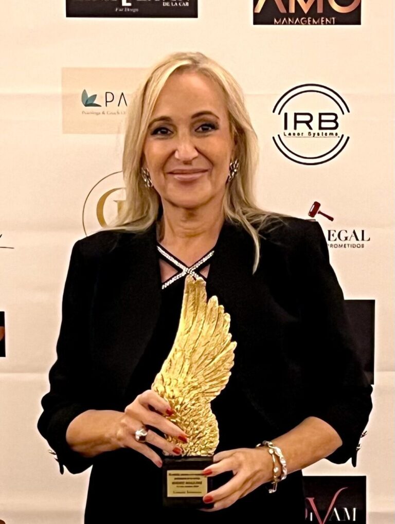 La Doctora Gracia Moreno recibe el Premio a la Trayectoria Profesional de Madrid Magazine