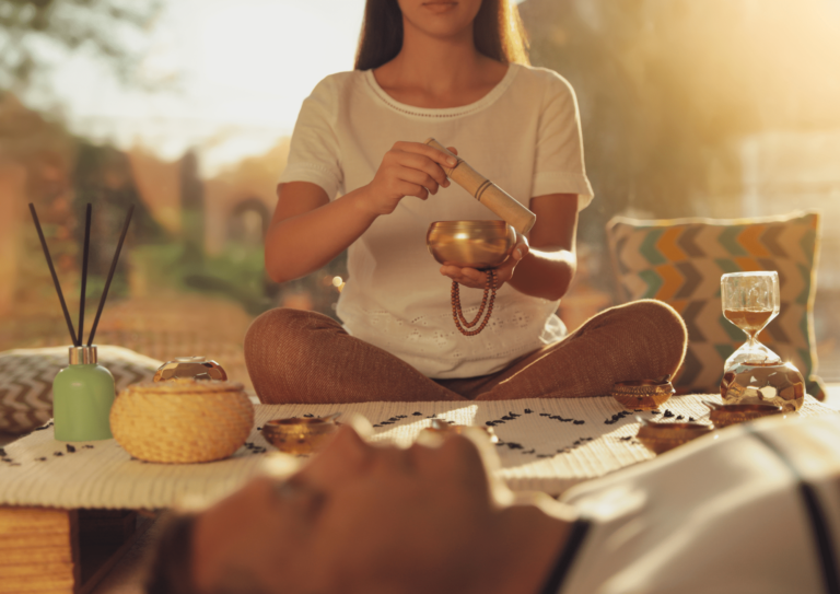 La tienda online Holística Campus es una plataforma que promueve la salud y el bienestar integral a través de cursos de terapias alternativas y energéticas