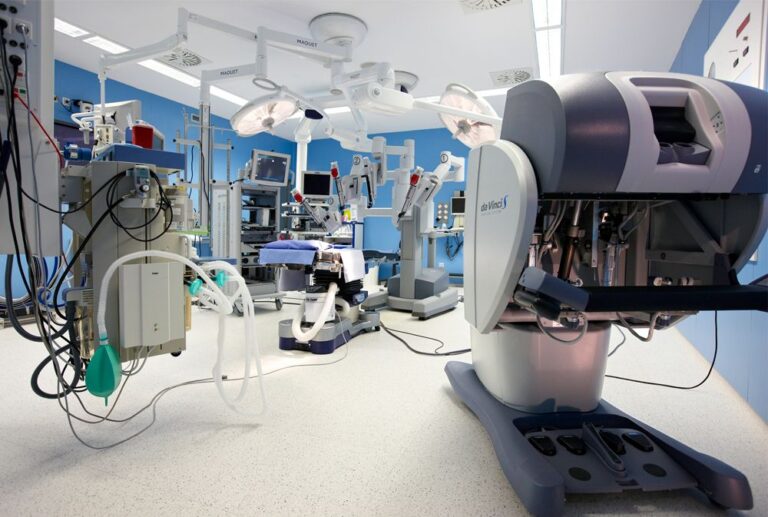 Aula de Salud: Presentan los beneficios y testimonios obtenidos en 15 años de cirugía robótica en Gipuzkoa