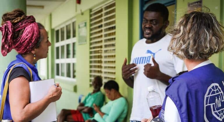 Resurgir de los escombros: Familias desplazadas luchan por reconstruir sus vidas tras el huracán Beryl