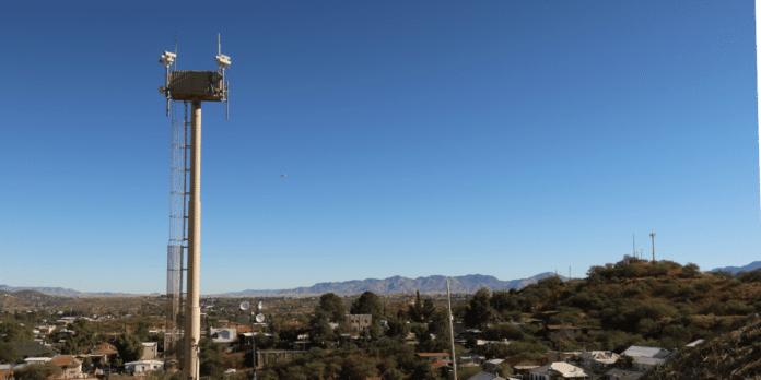 Torres de Vigilancia en la Frontera de EE. UU.: Un A surveillance tower over Nogales, Arizona.