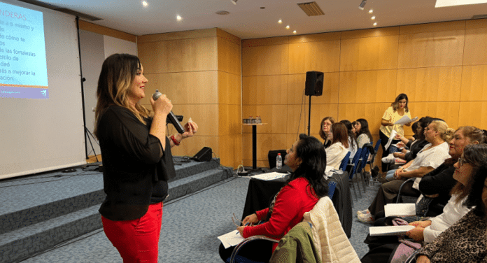 Adela Gall destaca en el Congreso 'Plenitud en Su Gracia', impulsando el crecimiento personal de más de 200 mujeres