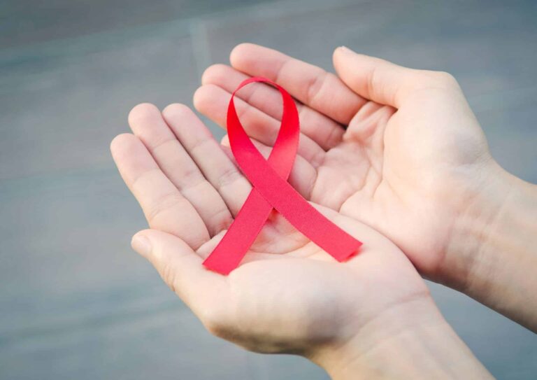 Juan Céspedes, jefe del Servicio de Ginecología y Obstetricia de Policlínica Gipuzkoa: "Deberíamos hacer un esfuerzo mucho mayor a nivel educativo, escolar, familiar y sanitario, para concienciar sobre los riesgos de las ITS"