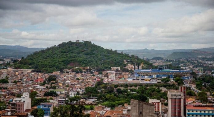 Honduras precisa medidas para controlar la economía del narco, ampliar sus ingresos tributarios y negociar canjes de deuda