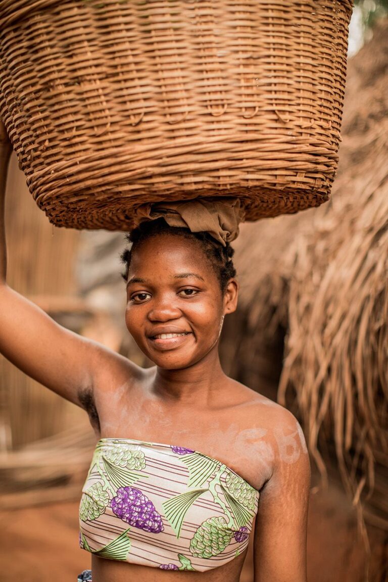 Plan International alerta de que la mayoría de las niñas dedica más horas al día a trabajo no remunerado de cuidados, que a su educación