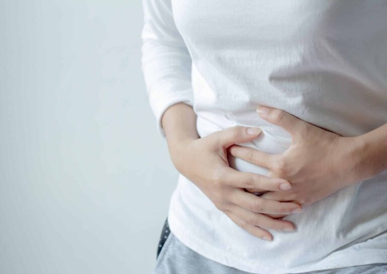 Julyssa Cobian, médico especialista en Aparato Digestivo de Policlínica Gipuzkoa: "Comer porciones más pequeñas y variadas de alimentos puede contribuir a mejorar los síntomas de distensión abdominal"