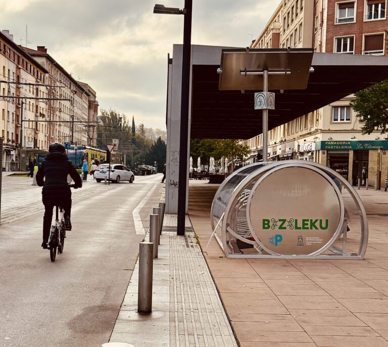Vitoria-Gasteiz ensaya los primeros aparca-bicis para residentes seguros y bonificados por uso