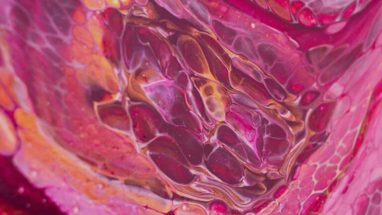 Bennu Santana se consolida como marca referente en arte fluido en cuadros y bisutería artesanal