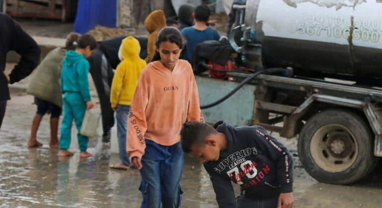 Gaza: Miles de personas esperan horas en cola para recibir algo de comida en Khan Younis