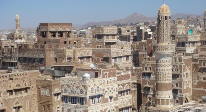 El director de la OMS resulta ileso durante un bombardeo israelí al aeropuerto de Saná, en Yemen