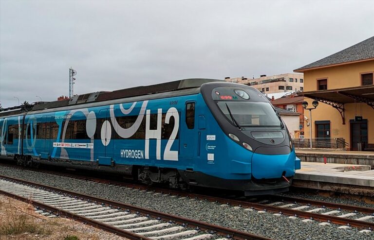 FCH2RAIL, el tren de hidrógeno que marca un futuro más sostenible para el ferrocarril con apoyo de Adif