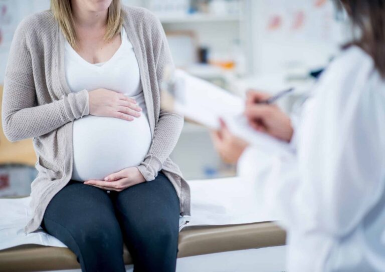 Santiago Novoa, ginecólogo de Policlínica Gipuzkoa: "Un mes antes del embarazo es recomendable empezar la suplementación con ácido fólico para prevenir malformaciones"