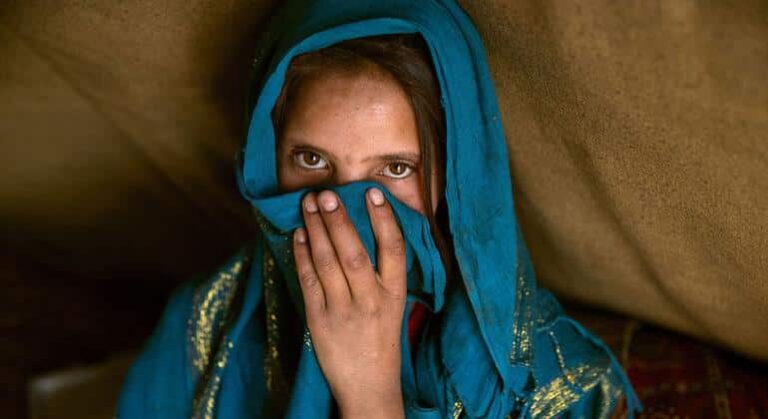 El fiscal de la Corte Penal Internacional pide se cursen órdenes de detención contra dos líderes talibanes