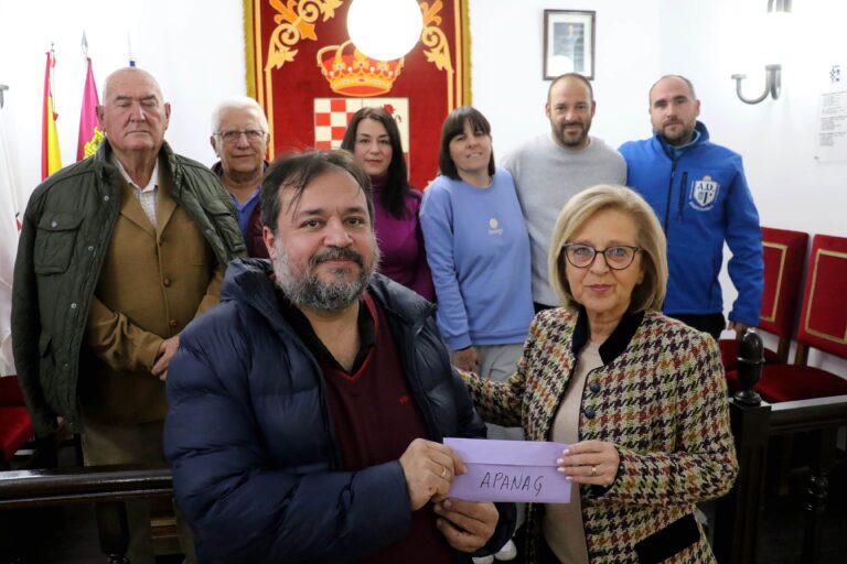Fuentenovilla entrega la recaudación de su marcha solidaria a APANAG