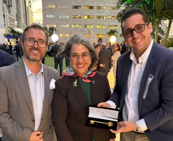 Let 's Prototype, la empresa española de creación de productos, recibe las Llaves de Miami-Dade