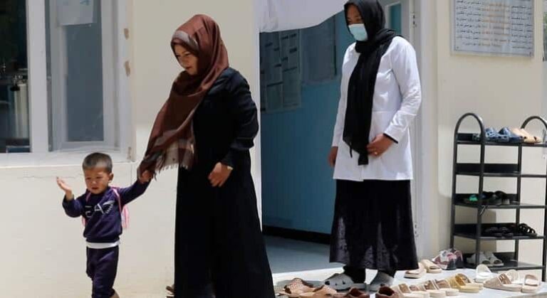 En Afganistán, las autoridades de facto deben cambiar de rumbo con respecto a las mujeres