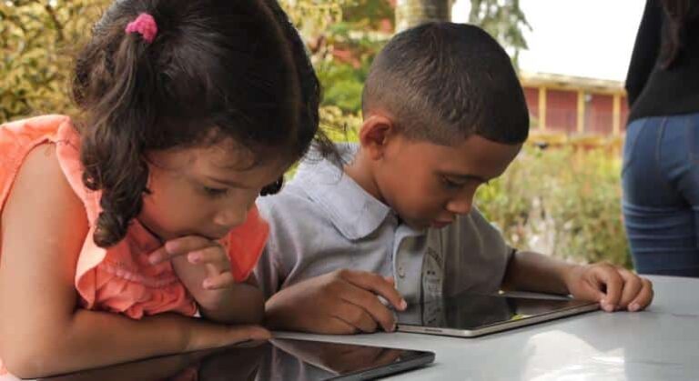 Los jóvenes refugiados venezolanos tienen un nuevo comienzo en las escuelas de Trinidad