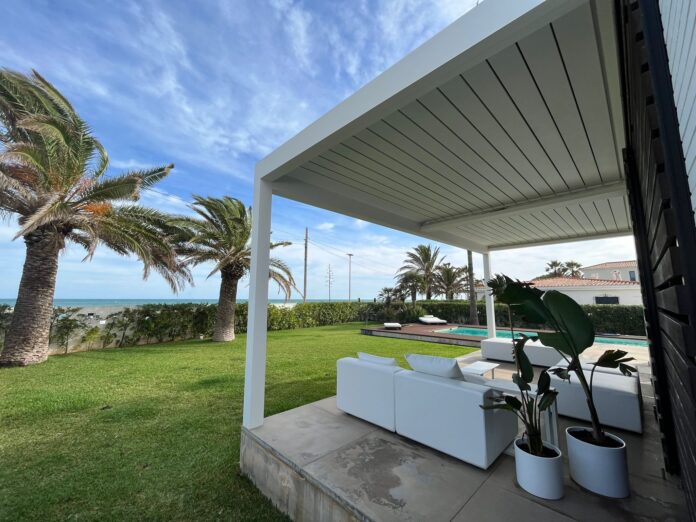 Las pérgolas bioclimáticas permiten un ahorro de hasta el 30% en Castellón y Tarragona