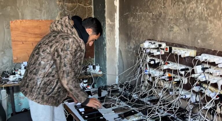 Cómo los habitantes de Gaza consiguen electricidad en medio de la devastación