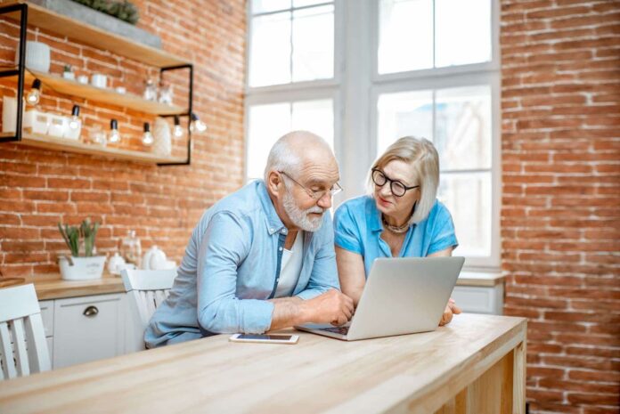 Cuidum informa a las familias sobre los riesgos de no contratar legalmente a una cuidadora en 2025
