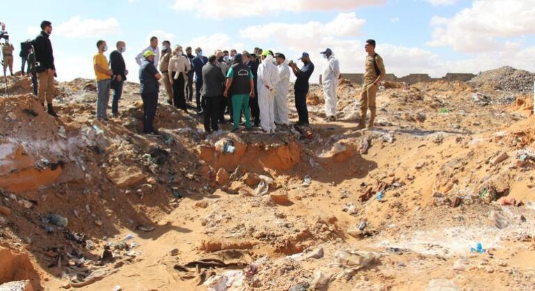 Descubren decenas de cadáveres de migrantes en dos fosas comunes en Libia